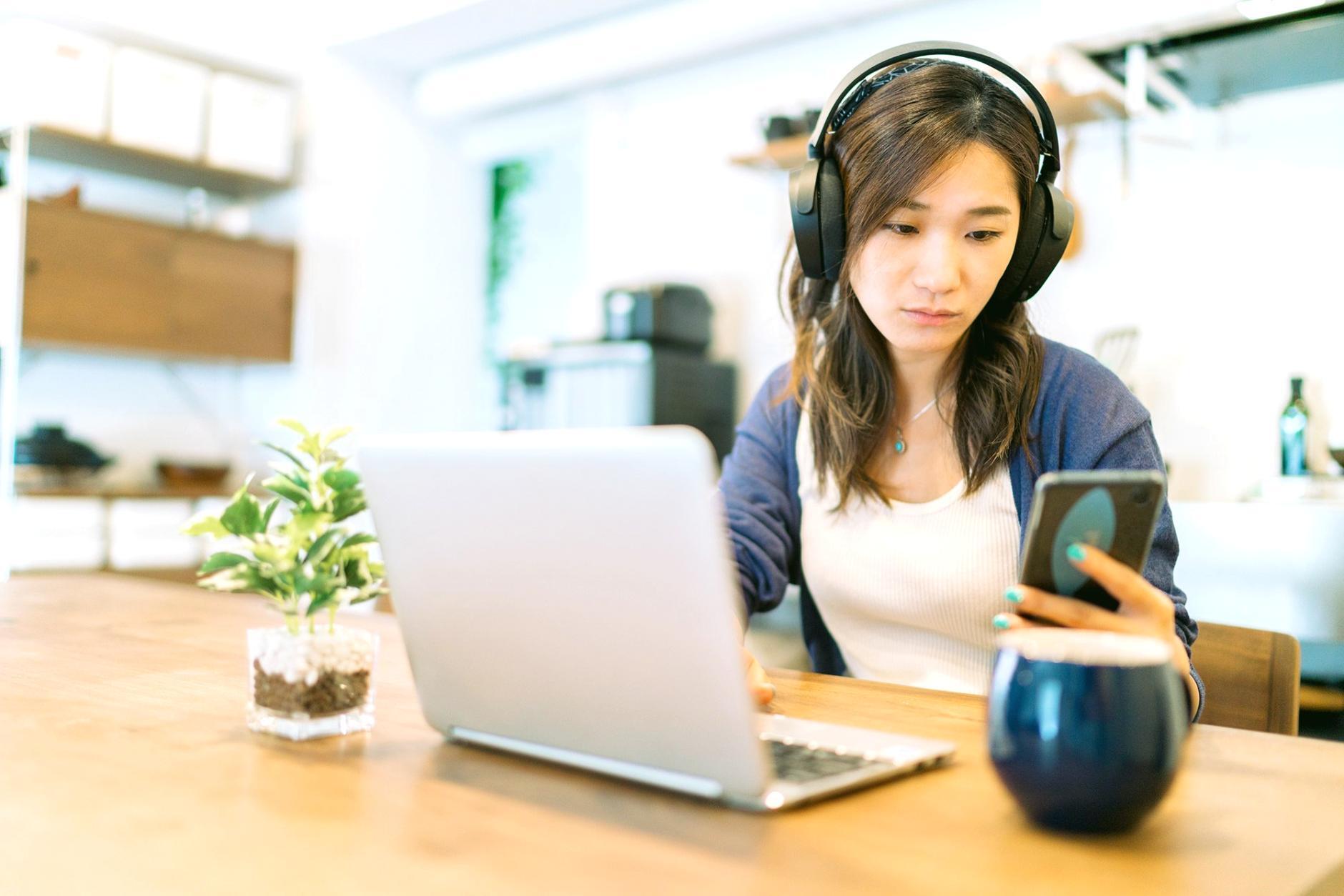 Professionelle Trading-Workstation mit mehreren Bildschirmen zeigt Volumenanalyse-Charts