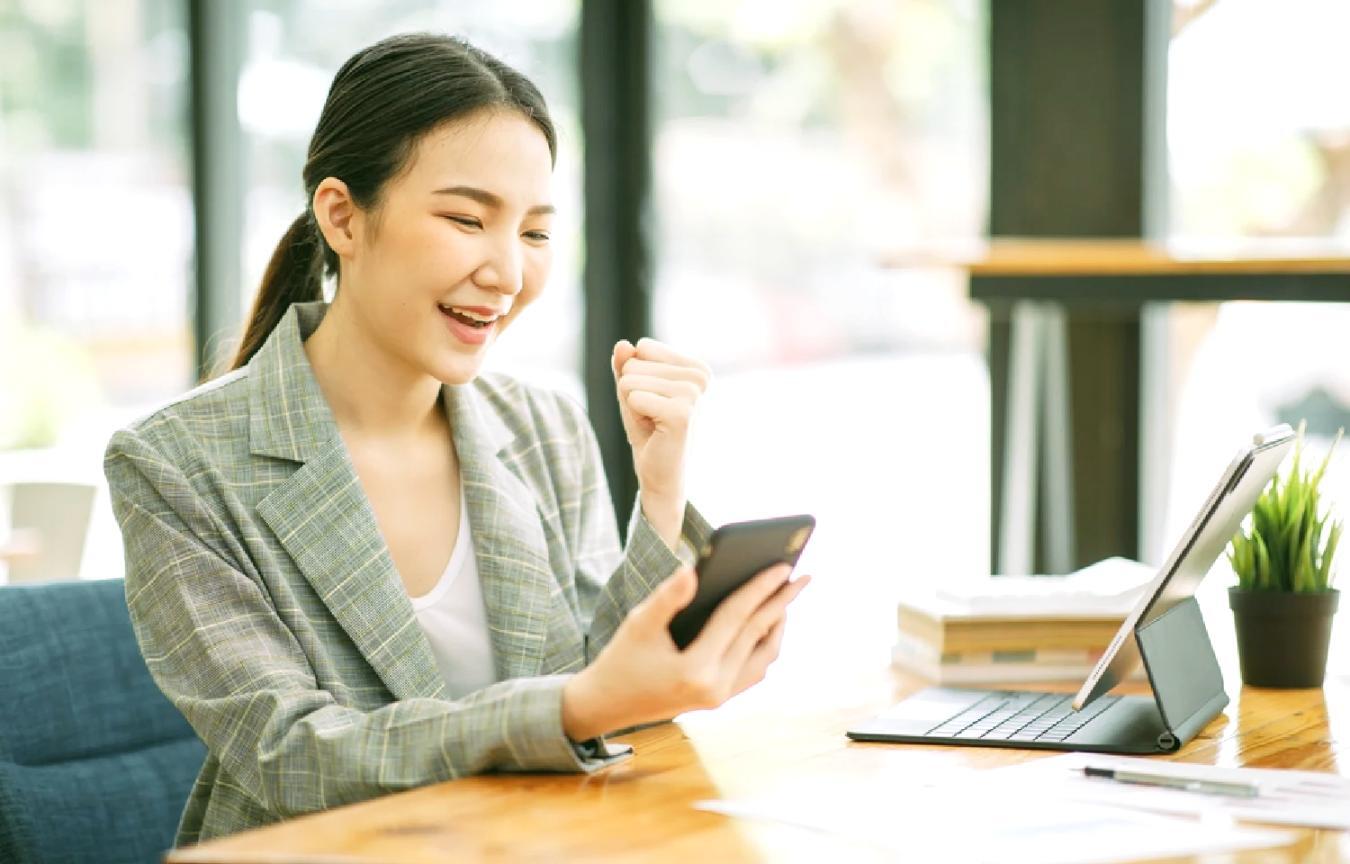 Detaillierte Volumenanalyse auf Trading-Bildschirmen mit Indikatoren und Charts